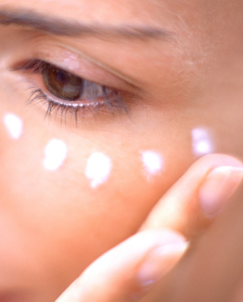 Čas zbořit mýty. Proč klasický hydratační krém nestačí na péči o oční okolí?