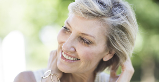 Klíčové ingredience pro zlepšení jemných vlasů v období po menopauze