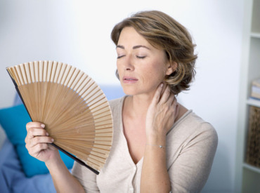 Co přesně jsou návaly horka během menopauzy a jak si s nimi poradit?